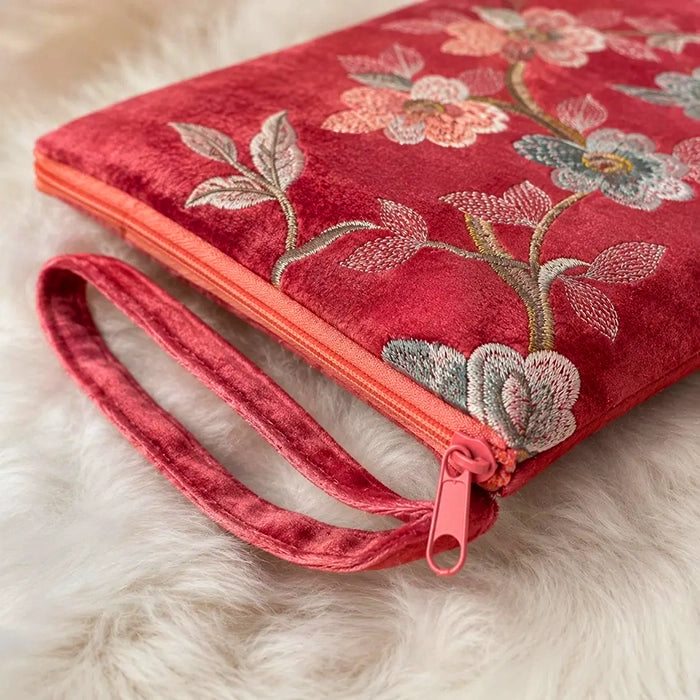 The Soft Floral Clutch That Carries Your Mahjong Day